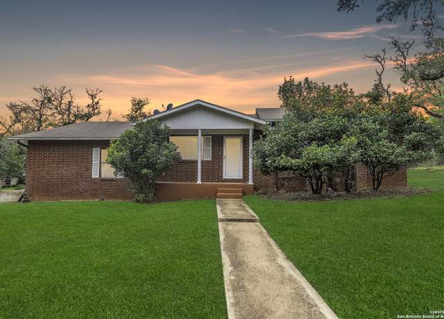 Property at 117 Ridgewood Dr, Fredericksburg, TX 78624, 3 beds, 2 baths