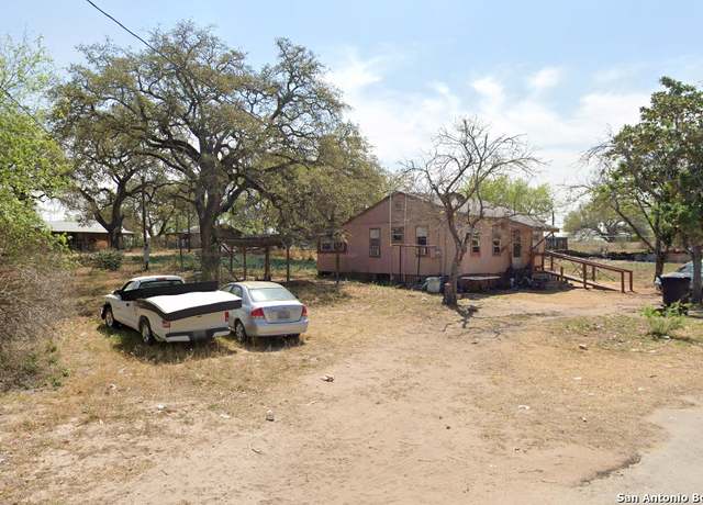 Property at 818 Flores, Devine, TX 78016, 2 beds, 1 bath