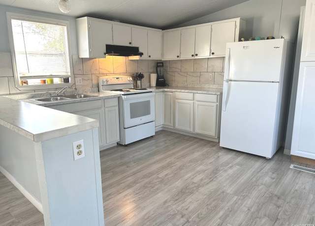 Property at 240 Lakeview, Pleasanton, TX 78064-6806, 4 beds, 2 baths