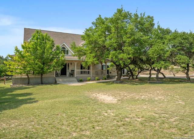 Property at 102 Kendall View Dr, Boerne, TX 78006, 4 beds, 3.5 baths