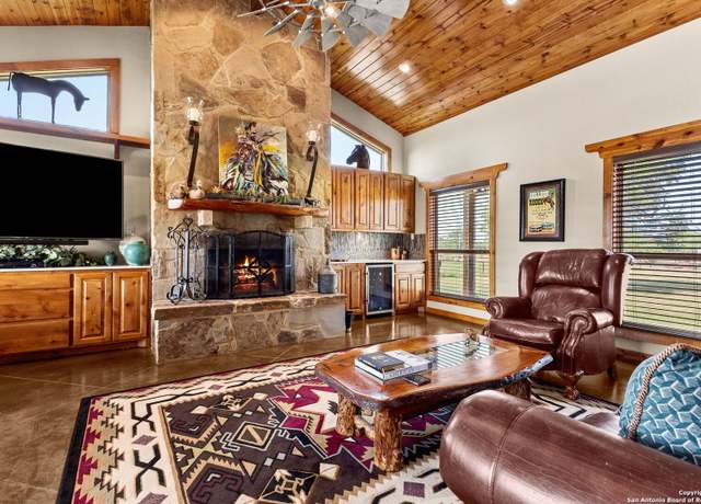 Property at 381 Schneider Rd, Seguin, TX 78155, 3 beds, 2.5 baths