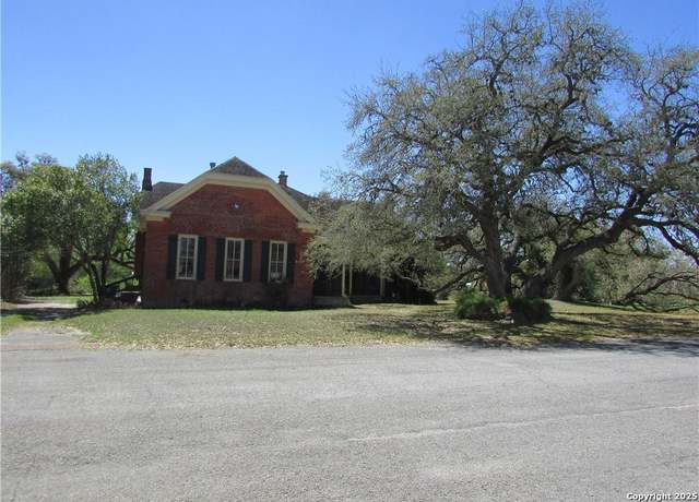 Property at 221 Garden, Goliad, TX 77963, 5 beds, 3 baths