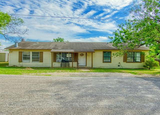 Property at 1412 9th St, Floresville, TX 78114, 4 beds, 1.5 baths