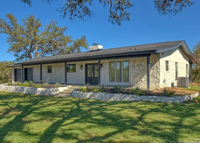 Property at 304 Crestwood Dr, Kingsland, TX 78639, 5 beds, 3.5 baths