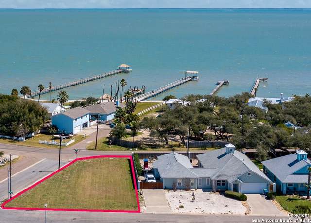 Property at 2717 Lakeview Dr, Rockport, TX 78382