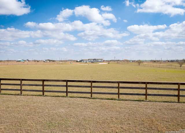 Property at 193 Shady Hollow Rd, Victoria, TX 77904, 3 beds, 3 baths