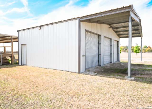 Property at 193 Shady Hollow Rd, Victoria, TX 77904, 3 beds, 3 baths