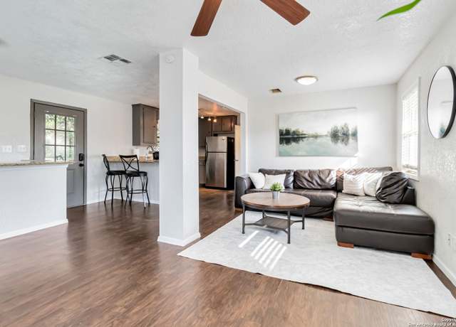 Property at 1359 Glenn Dr, Canyon Lake, TX 78133, 4 beds, 3 baths