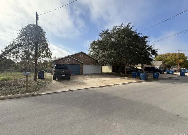 Property at 818 Houston, Pleasanton, TX 78064-2830, 4 beds, 4 baths
