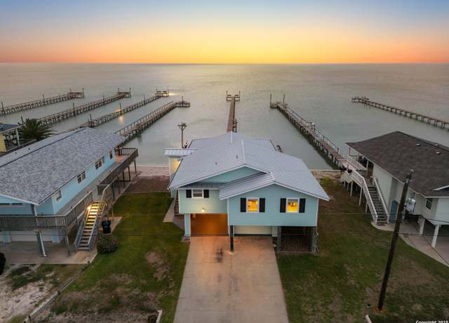 Property at 672 Copano Ridge Rd, Rockport, TX 78382, 4 beds, 3 baths