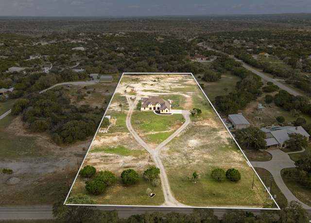 Property at 701 Kreutzberg, Boerne, TX 78006, 4 beds, 4.5 baths