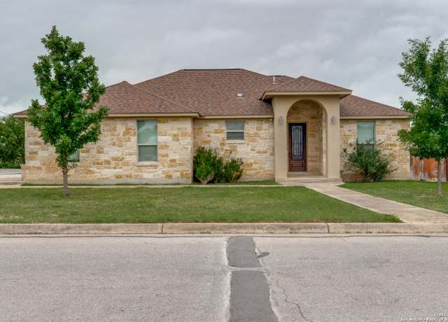 Property at 712 Crestview, Floresville, TX 78114, 3 beds, 2 baths
