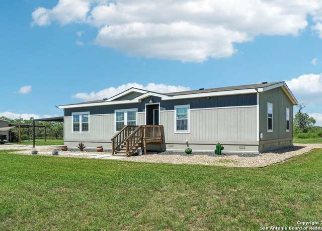 Property at 923 Anderson St, Seguin, TX 78155, 3 beds, 2 baths