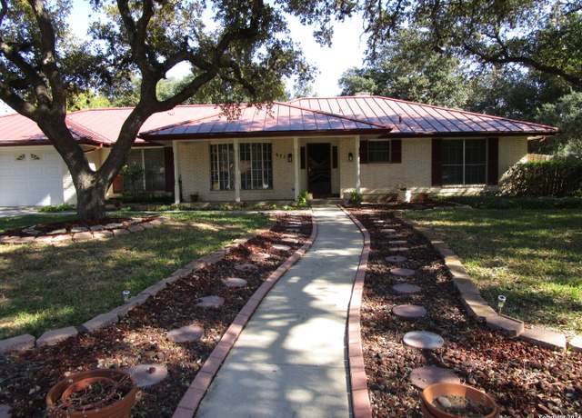 Property at 671 Crestway Dr, Windcrest, TX 78239, 3 beds, 3 baths