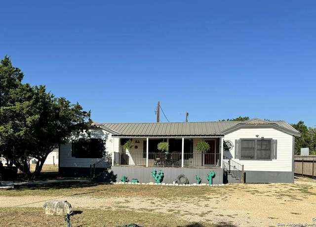Property at 464 Jim Davis Pl, Leakey, TX 78873, 3 beds, 2 baths