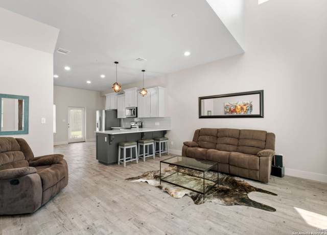Property at 1121 Paniolo Dr, Boerne, TX 78006, 2 beds, 2.5 baths