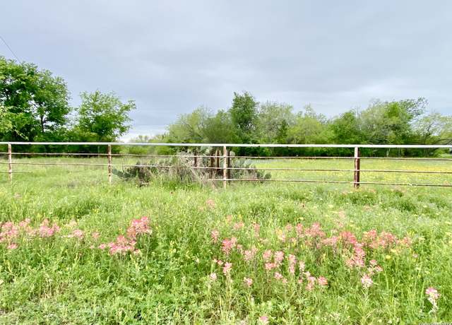 Property at 210 Shamrock Dr, Floresville, TX 78114