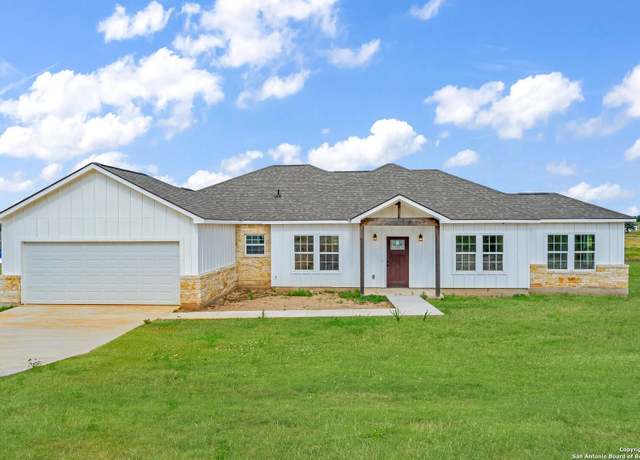 Property at 613 Lakeridge Ln, La Vernia, TX 78121, 4 beds, 2.5 baths