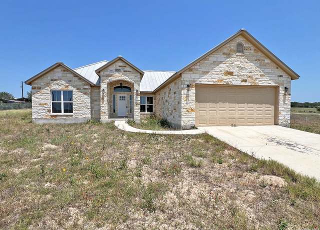Property at 200 Lakeview Cir, La Vernia, TX 78121, 4 beds, 3 baths