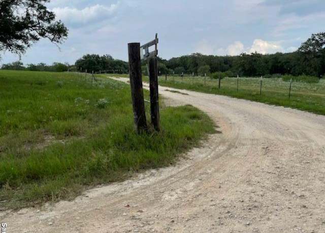 Property at 975 Turkeyfoot Ln, La Vernia, TX 78121, 2 beds, 2 baths