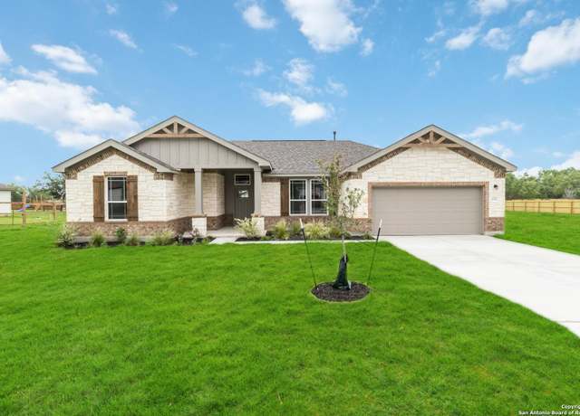 Property at 1595 Vista View Dr, Pleasanton, TX 78064, 4 beds, 2 baths