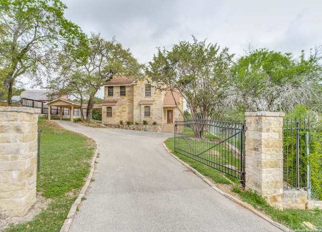 Property at 146 Creekview Dr, Canyon Lake, TX 78133, 3 beds, 2.5 baths