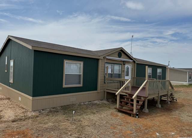 Property at 207 Persimmon, Pleasanton, TX 78064, 3 beds, 2 baths