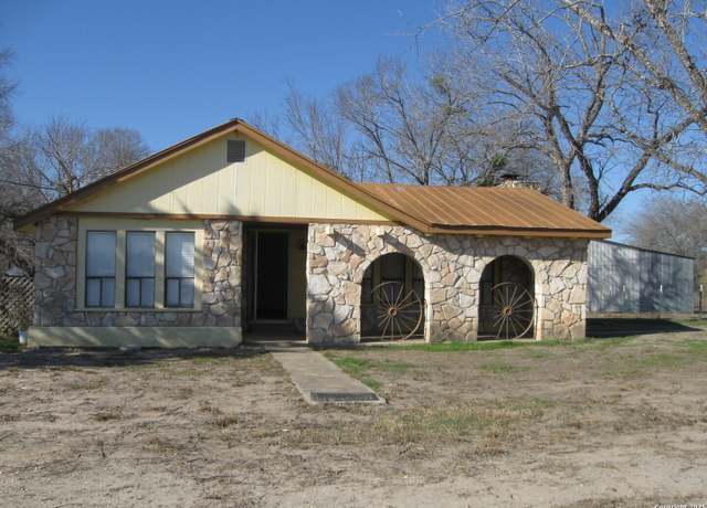 Property at 315 CR 6715, Natalia, TX 78059, 2 beds, 1.5 baths