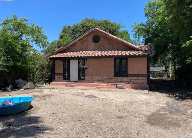 Property at 439 W Lubbock St, San Antonio, TX 78204, 3 beds, 1 bath