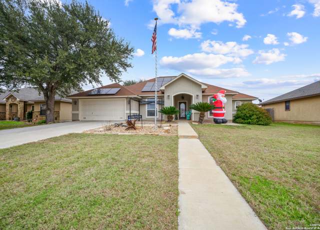 Property at 322 Yorktown, Pleasanton, TX 78064-4725, 4 beds, 2 baths
