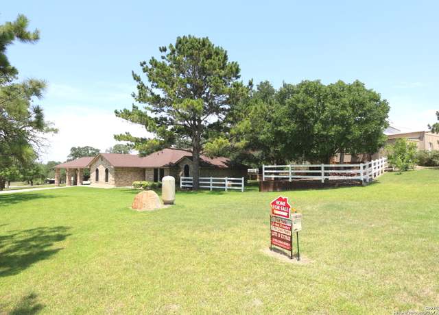 Property at 1300 Windmill Dr, La Vernia, TX 78121, 3 beds, 2 baths