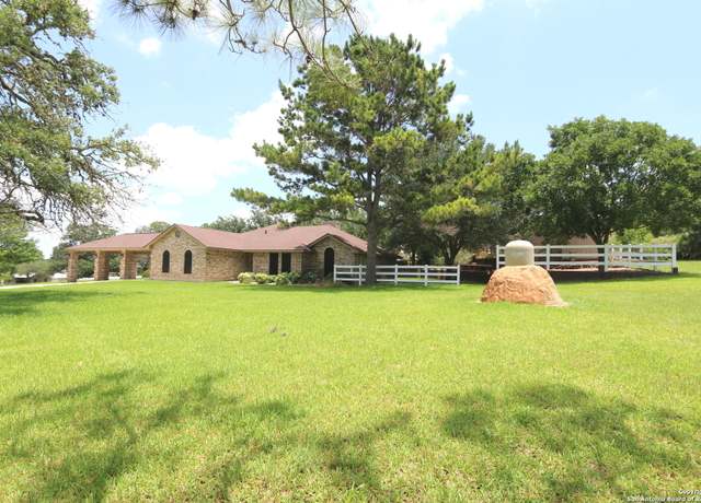 Property at 1300 Windmill Dr, La Vernia, TX 78121, 3 beds, 2 baths