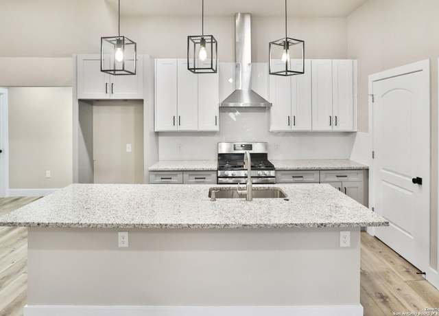 Property at 858 Steves Ave, San Antonio, TX 78210, 3 beds, 2.5 baths