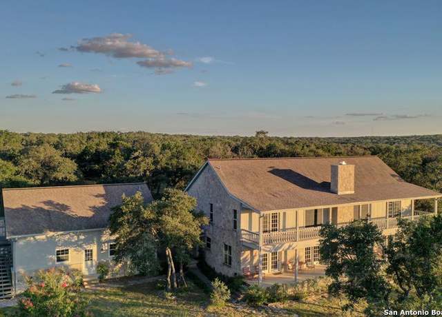 Property at 673 W Lacey Oak Pkwy, Kerrville, TX 78028, 3 beds, 3.5 baths