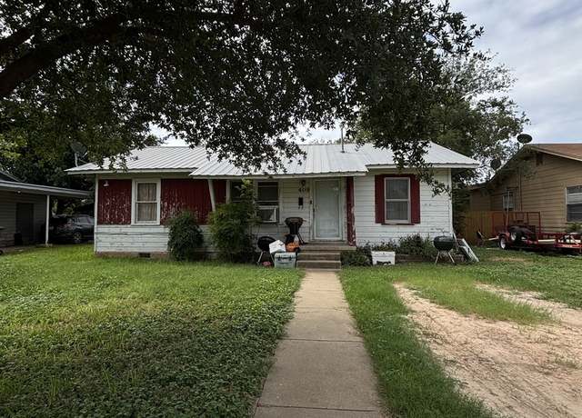 Property at 409 Sycamore St, Uvalde, TX 78801, 3 beds, 1 bath