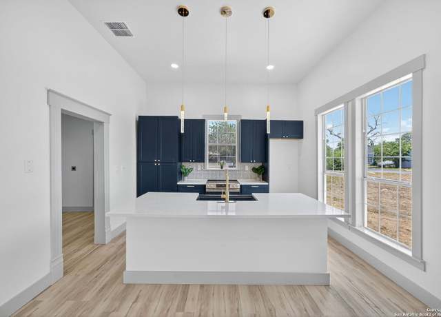 Property at 904 17th, Hondo, TX 78861, 3 beds, 2 baths