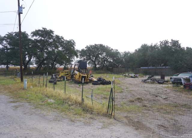 Property at 47 Viewpoint Dr, Poteet, TX 78065-4554