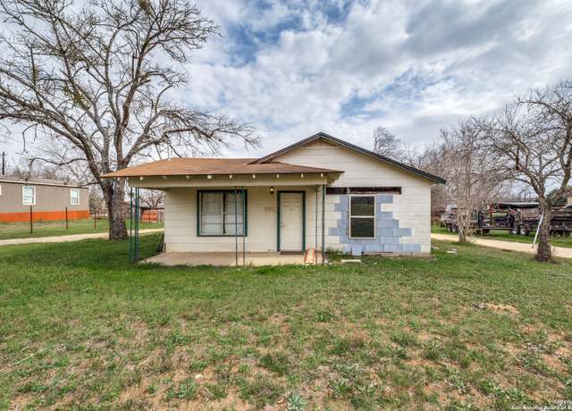 Property at 914 Trail St, Floresville, TX 78114-1954, 3 beds, 2 baths