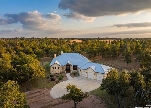 Property at 1554 Vintage Oaks Dr, Fredericksburg, TX 78624, 3 beds, 3 baths