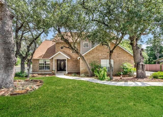 Property at 1104 Cardinal, Pleasanton, TX 78064, 4 beds, 2.5 baths