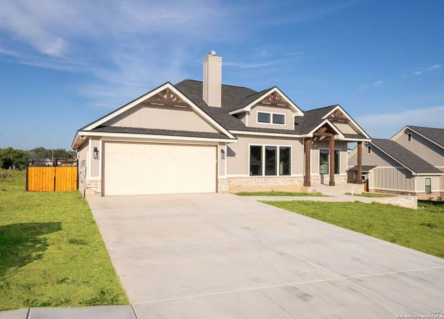 Property at 124 E Magnolia Cir, La Vernia, TX 78121, 4 beds, 2.5 baths