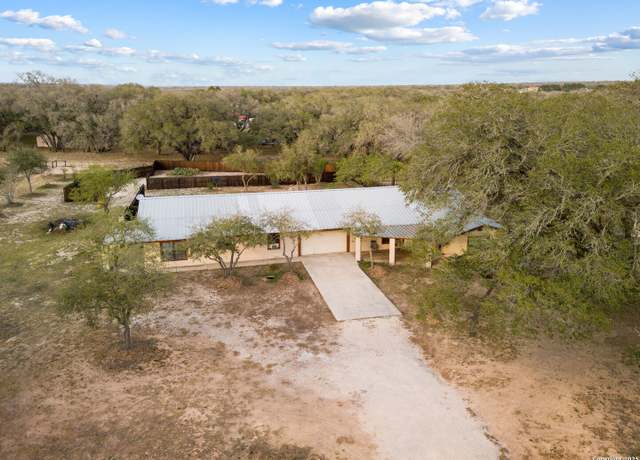 Property at 504 Blarney, Floresville, TX 78114, 6 beds, 3 baths