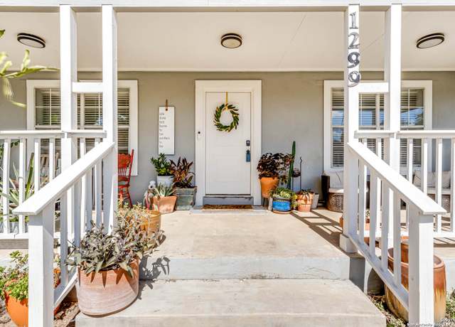 Property at 1299 Oakridge, Blanco, TX 78606, 3 beds, 3 baths