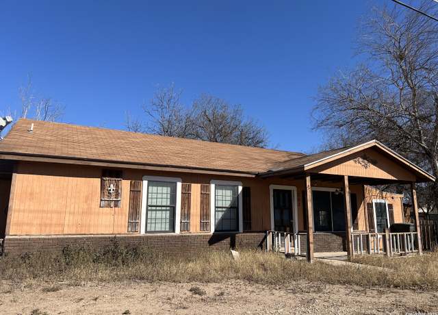 Property at 202 S 4th St, Uvalde, TX 78801-5710, 3 beds, 1 bath