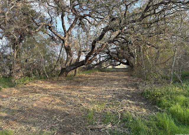 Property at 126 S Tejeda Ln, Floresville, TX 78114