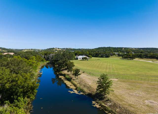 Property at 530 Westway Dr, Kerrville, TX 78028, 3 beds, 2.5 baths