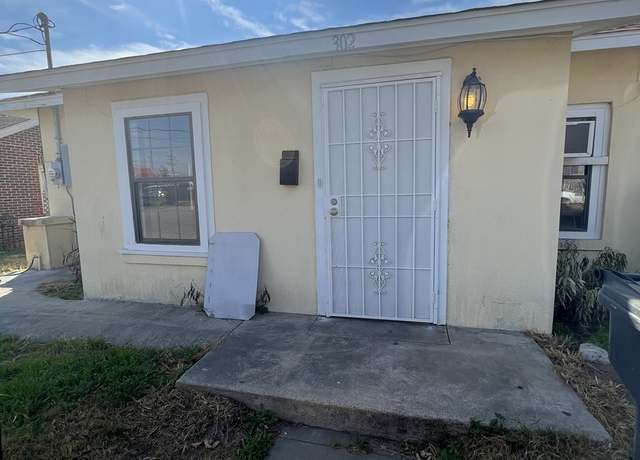 Property at 302 W Houston St, Carrizo Springs, TX 78834-3254, 3 beds, 2 baths