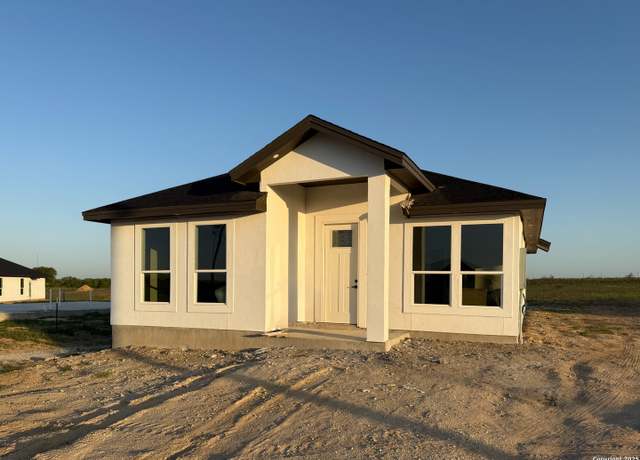 Property at 136 Camino Verde Ct, La Vernia, TX 78121, 3 beds, 2 baths