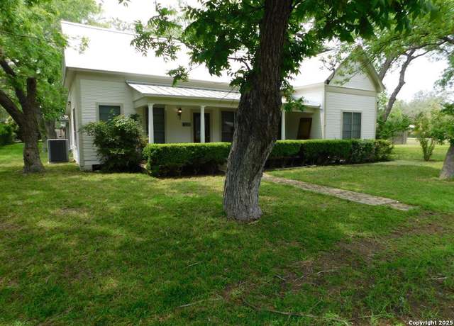 Property at 911 Austin, Sabinal, TX 78881-0189, 4 beds, 2 baths