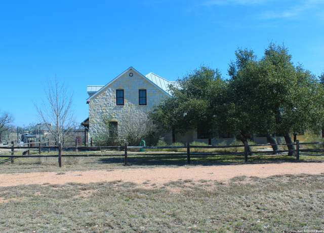 Property at 1844 Reeh Rd, Fredericksburg, TX 78624, 4 beds, 4.5 baths